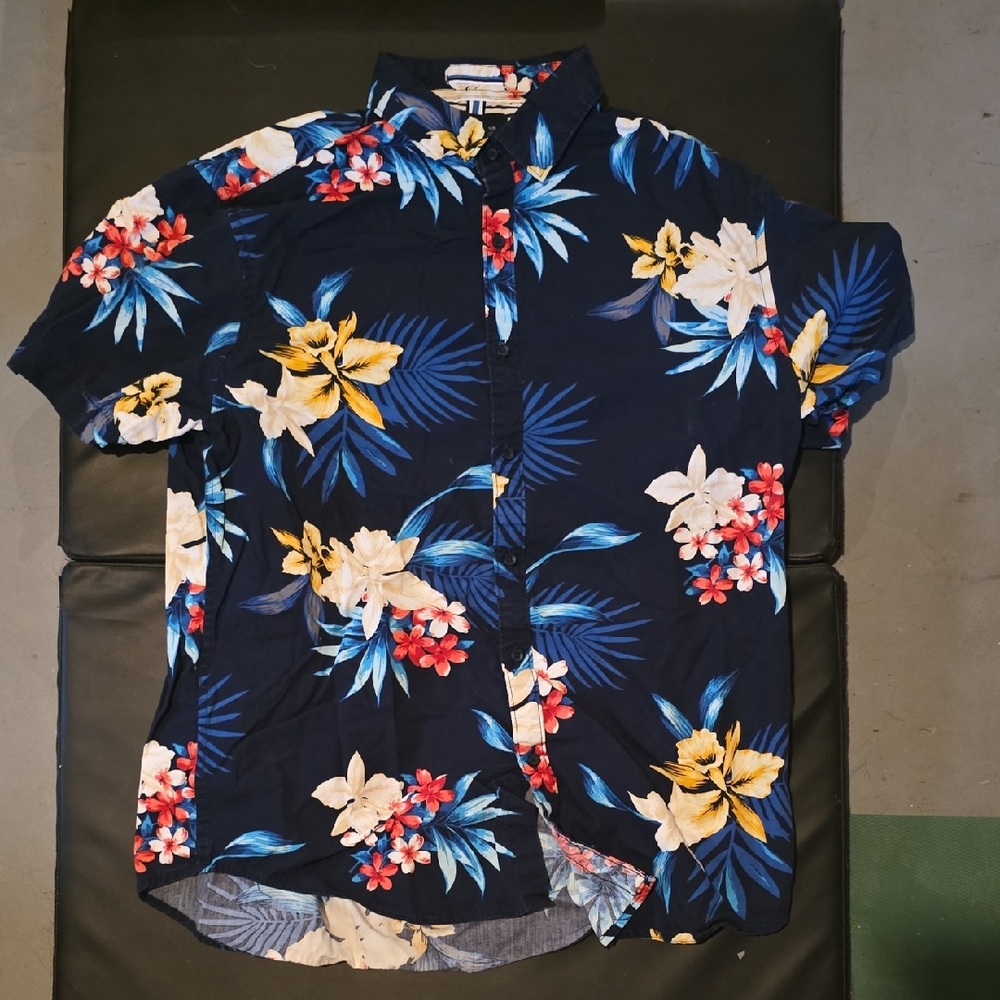 Cactus Navy Floral Short-Sleeve Button-Down Shirt with Yellow & White Blooms